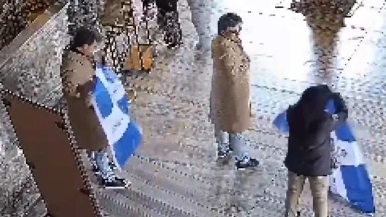 AYASOFYA İÇİNDE BİZANS BAYRAĞI AÇTILAR: “YA ORTODOKS OL, YA DA ÖL” DİYE SLOGAN ATTILAR, TUTUKLANDILAR… AYASOFYA İÇİNDE BİZANS BAYRAĞI AÇTILAR: “YA ORTODOKS OL, YA DA ÖL” DİYE SLOGAN ATTILAR, TUTUKLANDILAR…
