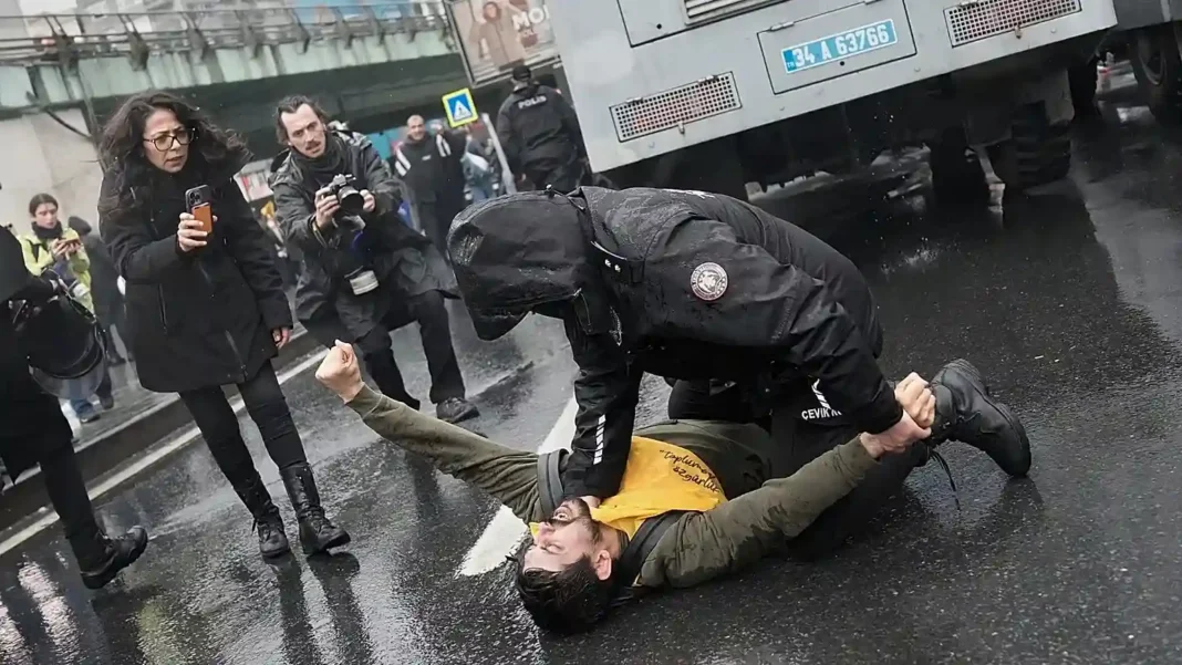 İSTANBUL VALİLİĞİ, 1 MAYIS’TA KAÇ KİŞİNİN GÖZALTINA ALINDIĞINI AÇIKLADI… İSTANBUL VALİLİĞİ, 1 MAYIS’TA KAÇ KİŞİNİN GÖZALTINA ALINDIĞINI AÇIKLADI…