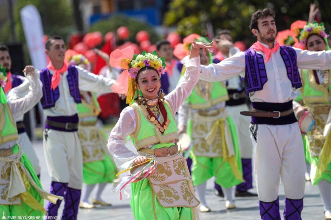 İzmir’de 19 Mayıs Coşkusu Tüm Kenti Sardı… İzmir’de 19 Mayıs Coşkusu Tüm Kenti Sardı…