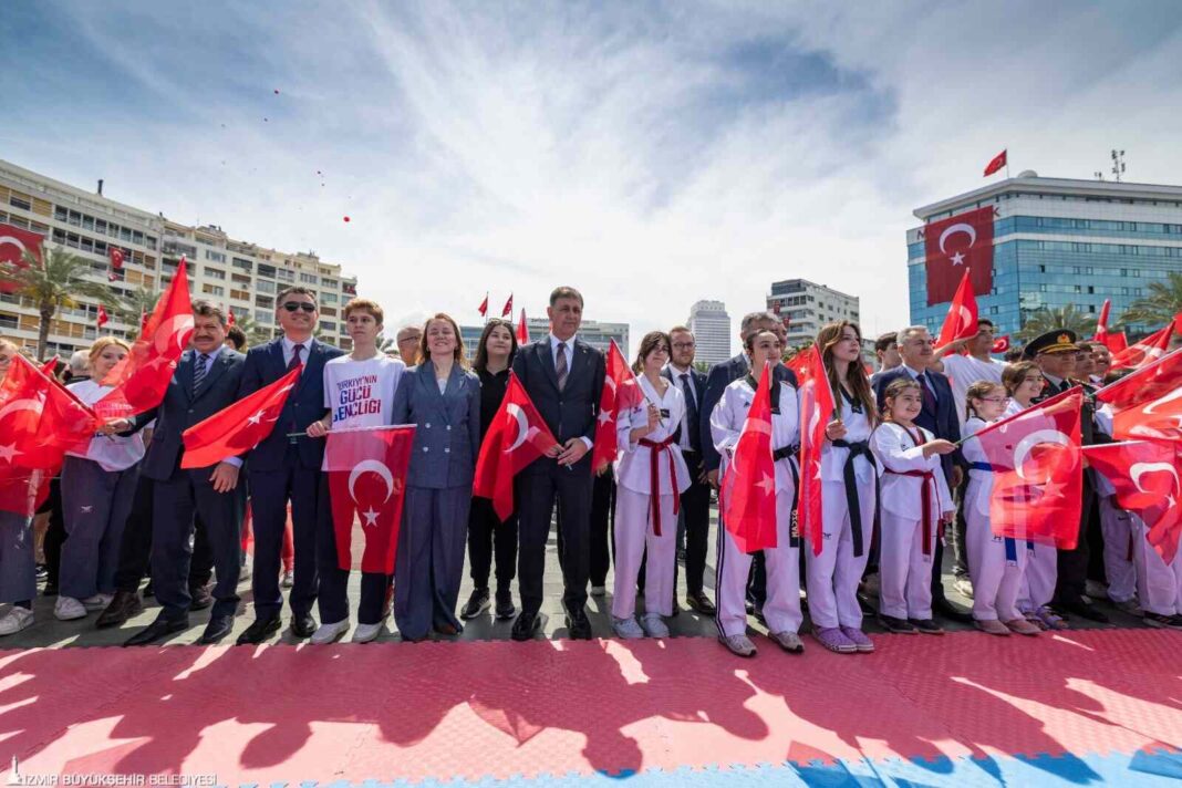 İzmir’de Her Yer Türk Bayrağı, Her Yer Atatürk… İzmir’de Her Yer Türk Bayrağı, Her Yer Atatürk…