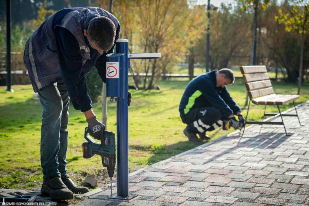 Bayram Öncesi İzmir’in Parklarında Yoğun Bakım Mesaisi… Bayram Öncesi İzmir’in Parklarında Yoğun Bakım Mesaisi…