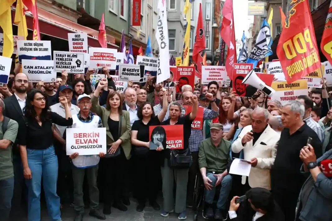 TAKSİM’DE POLİS ABLUKASI ALTINDA GEZİ ANMASI… TAKSİM’DE POLİS ABLUKASI ALTINDA GEZİ ANMASI…