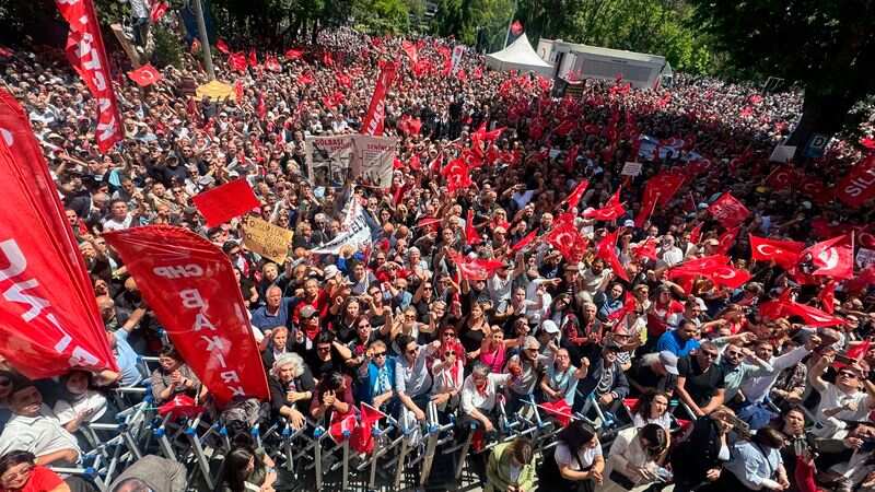 ÖZGÜR ÖZEL BERABERİNDEKİ YÜZ BİNLERCE CHP’Lİ İLE ANITKABİRE YÜRÜDÜ… ÖZGÜR ÖZEL BERABERİNDEKİ YÜZ BİNLERCE CHP’Lİ İLE ANITKABİRE YÜRÜDÜ…