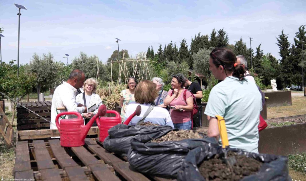 Organik Atıklar Komposta Dönüşüyor… Organik Atıklar Komposta Dönüşüyor…
