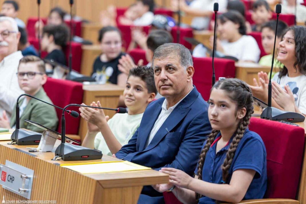 Çocuklar İzmir’in Yönetiminde Söz Sahibi… Çocuklar İzmir’in Yönetiminde Söz Sahibi…