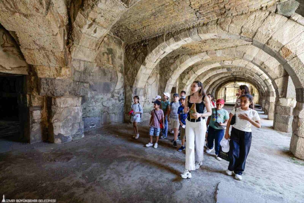 İzmir’in Mirası Çocuklarla Geleceğe Taşınıyor… İzmir’in Mirası Çocuklarla Geleceğe Taşınıyor…