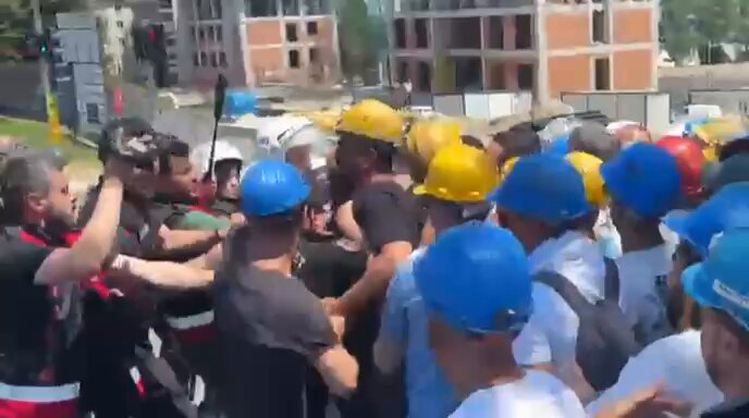 HAKKINI ARAYAN MADEN İŞÇİLERİNE SERT POLİS MÜDAHALESİ!… HAKKINI ARAYAN MADEN İŞÇİLERİNE SERT POLİS MÜDAHALESİ!…