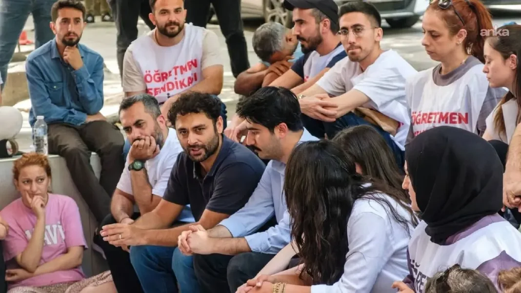 AÇLIK GREVİ YAPAN İKİ ÖĞRETMEN HASTANEYE KALDIRILDI… AÇLIK GREVİ YAPAN İKİ ÖĞRETMEN HASTANEYE KALDIRILDI…