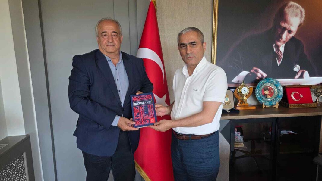 Öztürk’ten Kaymakam Güney’e Helvacı Kilimi Kitabı Takdimi… Öztürk’ten Kaymakam Güney’e Helvacı Kilimi Kitabı Takdimi…