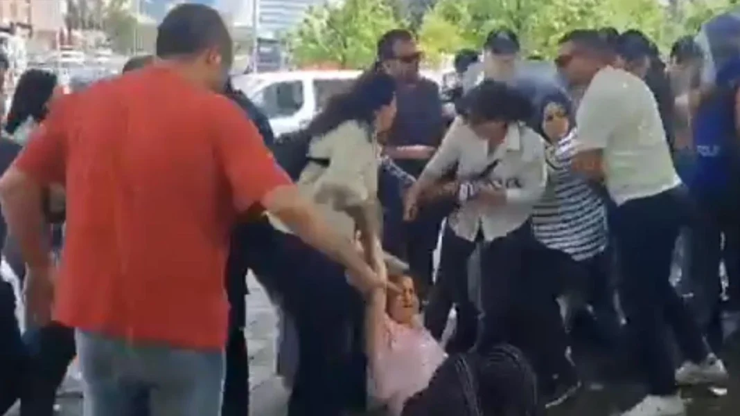 ANKARA DA ÖĞRETMENLERE POLİS MÜDAHALESİ, EN AZ 14 GÖZALTI VAR… ANKARA DA ÖĞRETMENLERE POLİS MÜDAHALESİ, EN AZ 14 GÖZALTI VAR…