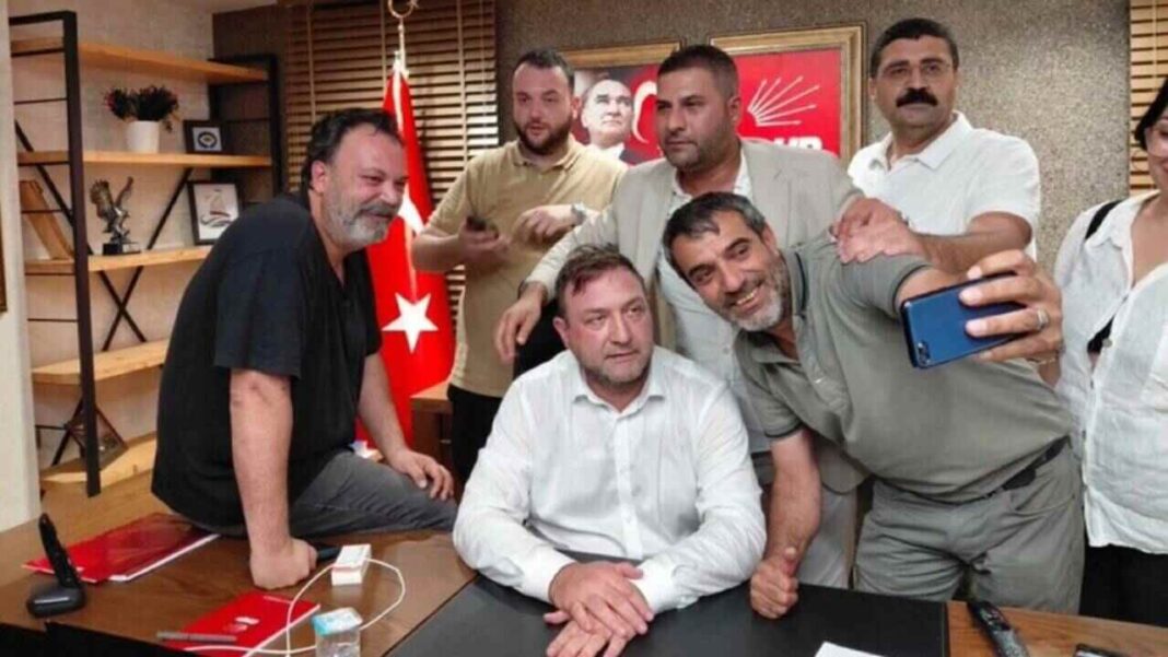 BUTLANCILAR CHP İZMİR İL BİNASINA KAPILARI KIRARAK GİRDİLER!… BUTLANCILAR CHP İZMİR İL BİNASINA KAPILARI KIRARAK GİRDİLER!…