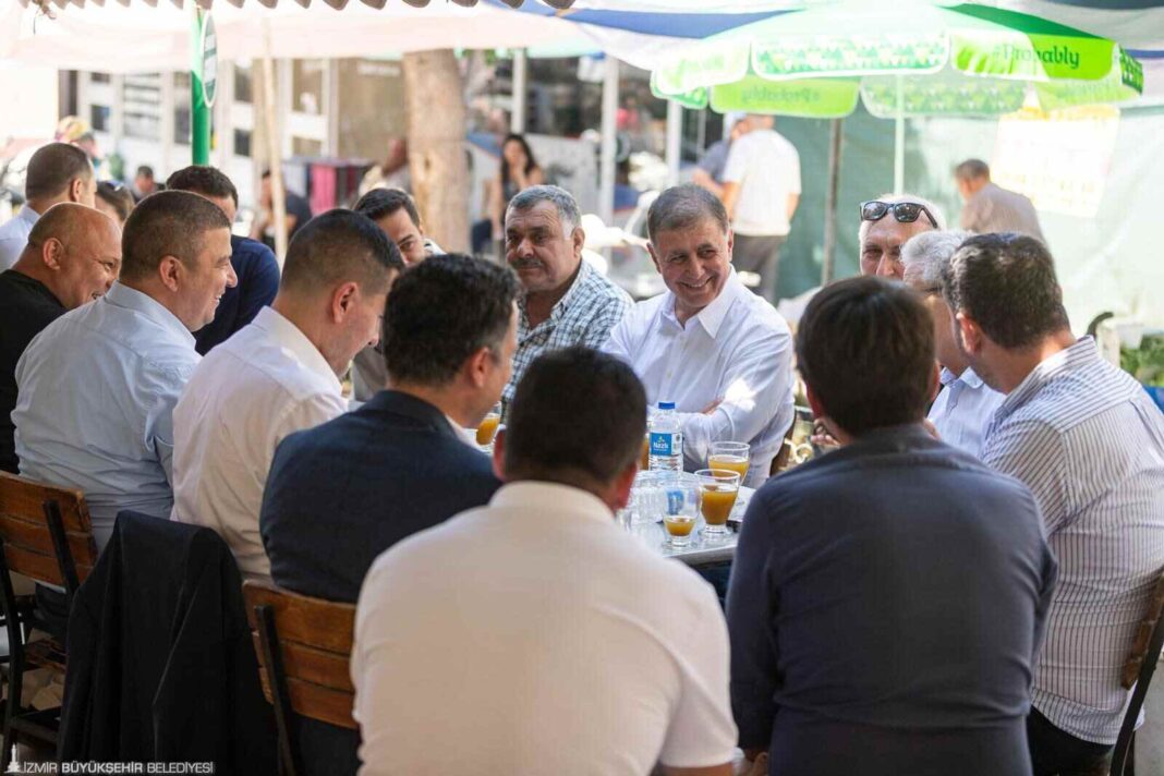 Başkan Tugay Tire’de Vatandaşlar, Üreticiler ve Esnafla Buluştu… Başkan Tugay Tire’de Vatandaşlar, Üreticiler ve Esnafla Buluştu…