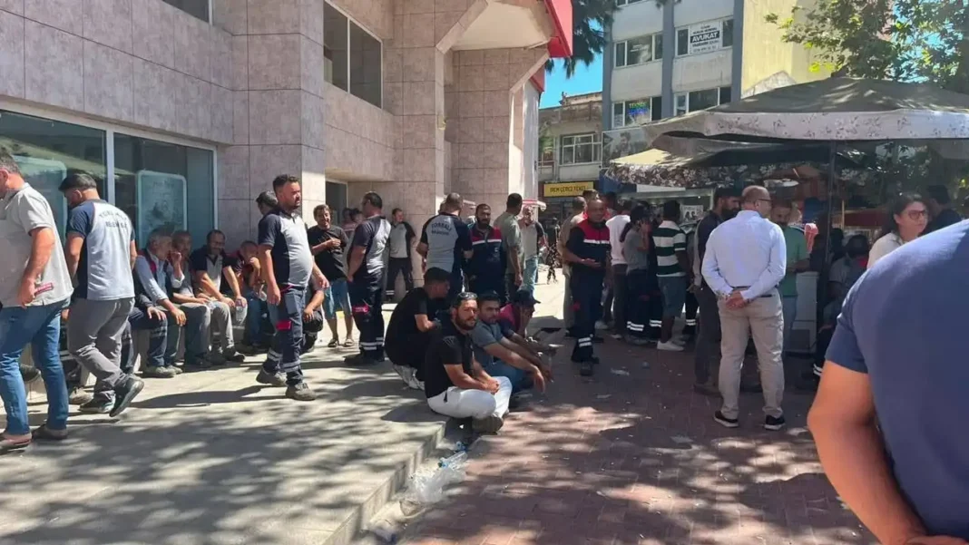 HAKLARINA ALAMAYAN BELEDİYE EMEKÇİLERİ İŞ BIRAKTI… HAKLARINA ALAMAYAN BELEDİYE EMEKÇİLERİ İŞ BIRAKTI…
