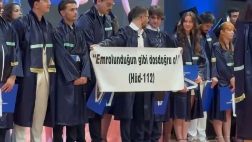 Yeditepe’de Üniversitesi’nde ‘Ayet İçerikli Pankart Engellendi’ İddiasına Soruşturma… Yeditepe’de Üniversitesi’nde ‘Ayet İçerikli Pankart Engellendi’ İddiasına Soruşturma…