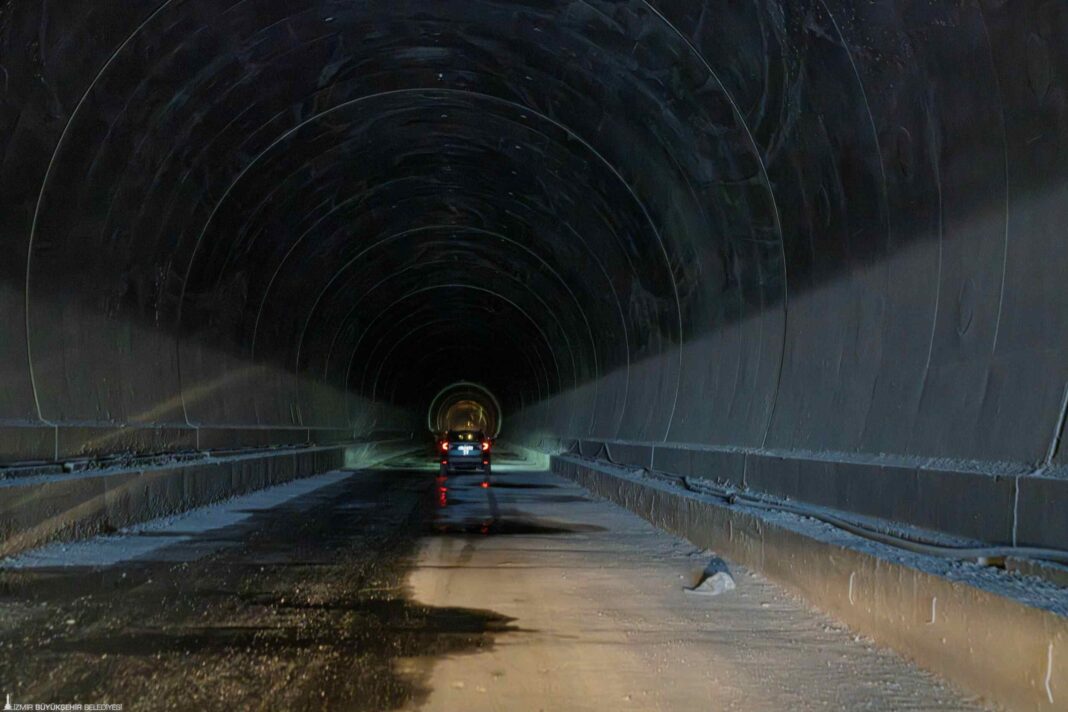 Onat Tüneli İzmir Trafiğine Nefes Aldıracak, 3’te Bir Oranında Yakıt Tasarrufu Sağlayacak… Onat Tüneli İzmir Trafiğine Nefes Aldıracak, 3’te Bir Oranında Yakıt Tasarrufu Sağlayacak…