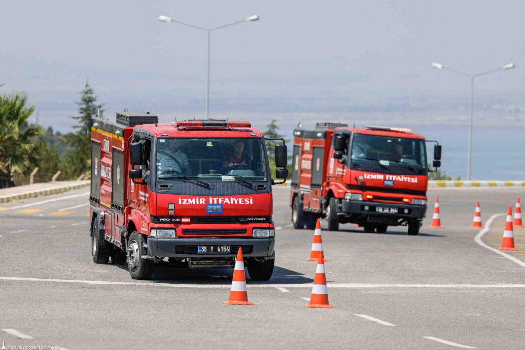 İzmir İtfaiyesi’nin Şoförleri Zorlu Eğitimlerden Geçiyor… İzmir İtfaiyesi’nin Şoförleri Zorlu Eğitimlerden Geçiyor…