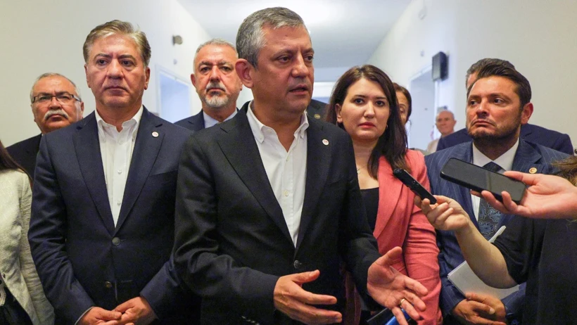 ÖZEL’DEN FEZLEKE TEPKİSİ: “UTANMAZLIĞIN DİK ALASI!…” ÖZEL’DEN FEZLEKE TEPKİSİ: “UTANMAZLIĞIN DİK ALASI!…”