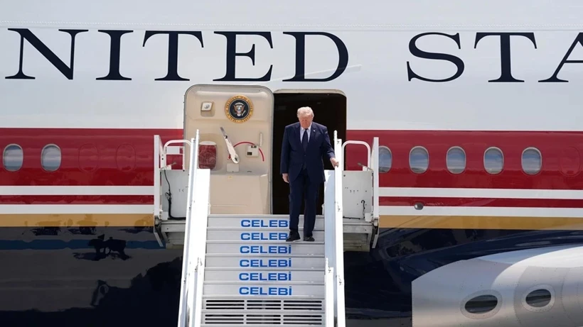 “TRUMP’I HAVAALANI İKRAM ARACIYLA GİZLİCE KÜÇÜK UÇAĞA GÖTÜRDÜLER!…” “TRUMP’I HAVAALANI İKRAM ARACIYLA GİZLİCE KÜÇÜK UÇAĞA GÖTÜRDÜLER!…”
