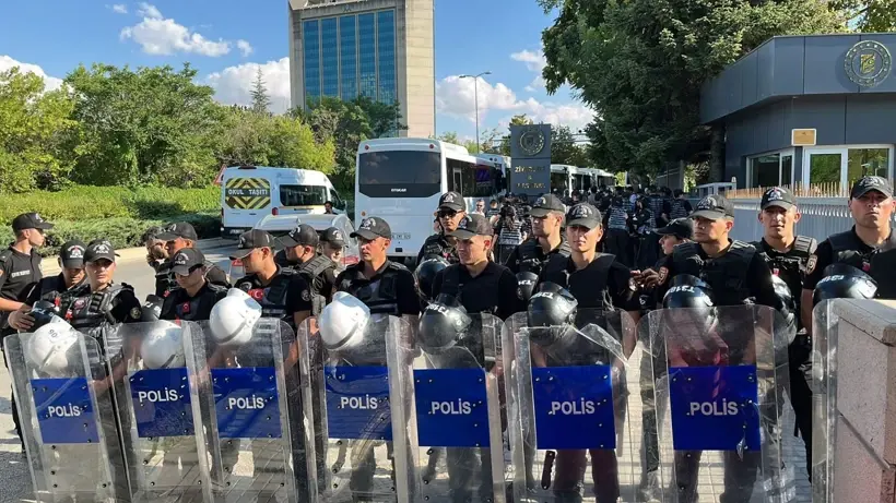 MADEN EMEKÇİLERİNE ENERJİ BAKANLIĞI ÖNÜNDE GÖZALTI… MADEN EMEKÇİLERİNE ENERJİ BAKANLIĞI ÖNÜNDE GÖZALTI…