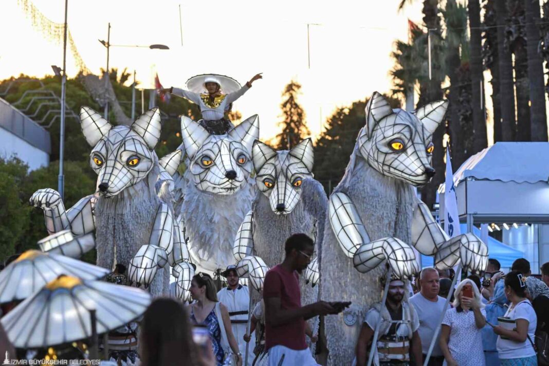İzmir Enternasyonal Fuarı’nda Masalsı Buluşma: “Beyaz Tilki” Büyüledi!… İzmir Enternasyonal Fuarı’nda Masalsı Buluşma: “Beyaz Tilki” Büyüledi!…