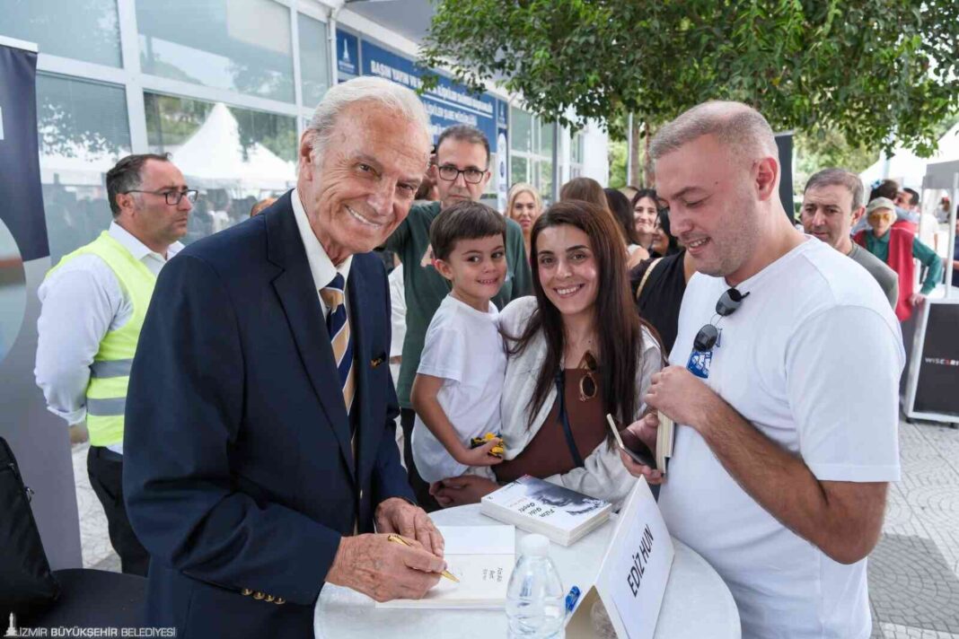 İzmir’liler İZKİTAP’a Büyük İlgi Gösterdi… İzmir’liler İZKİTAP’a Büyük İlgi Gösterdi…