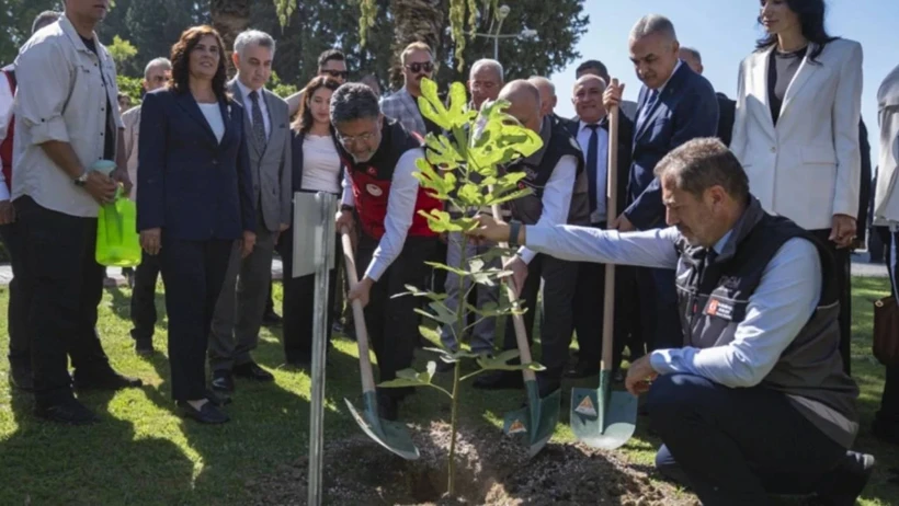 SAKSIYLA İNCİR AĞACI DİKTİ, GÖRÜNTÜLER PROTOKOL GÖREVLİSİNİN BAŞINI YEDİ!… SAKSIYLA İNCİR AĞACI DİKTİ, GÖRÜNTÜLER PROTOKOL GÖREVLİSİNİN BAŞINI YEDİ!…