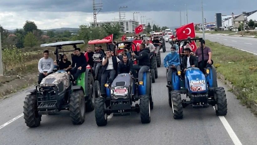 “EMEĞİMİZİN KARŞILIĞINI İSTİYORUZ” DEDİLER TRAKTÖRLERLE SOKAĞA İNDİLER.. “EMEĞİMİZİN KARŞILIĞINI İSTİYORUZ” DEDİLER TRAKTÖRLERLE SOKAĞA İNDİLER..