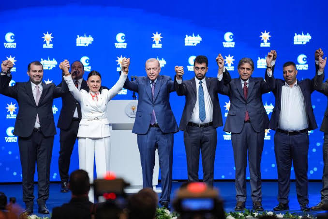 PARTİ DEĞİŞTİREN SİYASİLERE KÖTÜ HABER!… PARTİ DEĞİŞTİREN SİYASİLERE KÖTÜ HABER!…