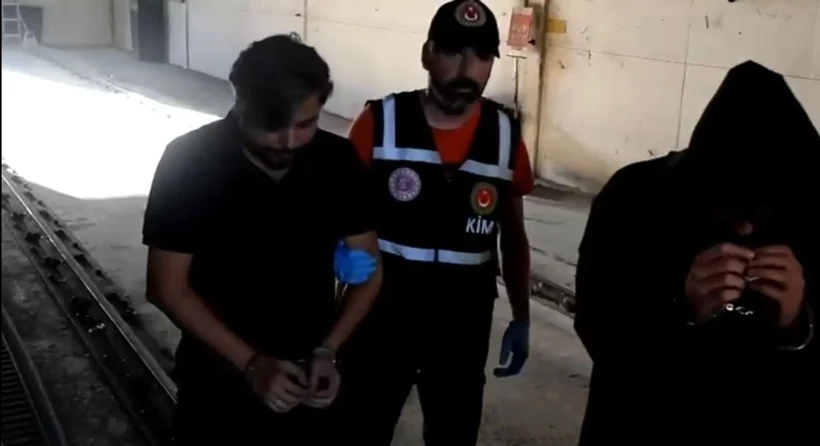 TIR DORSESİNİN ALTINDA BULGARİSTANA KAÇMAYA ÇALIŞIRKEN YAKALANDI… TIR DORSESİNİN ALTINDA BULGARİSTANA KAÇMAYA ÇALIŞIRKEN YAKALANDI…