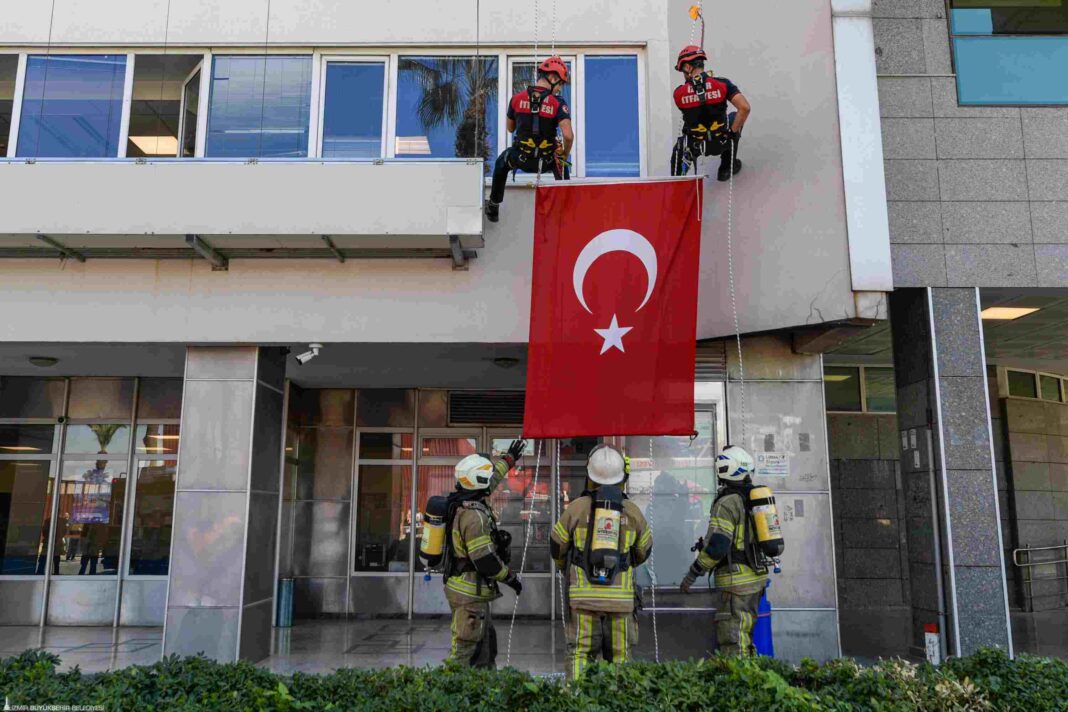 İzmir İtfaiyesi, Gerçek Olaylara Tatbikatlarla Hazırlanıyor… İzmir İtfaiyesi, Gerçek Olaylara Tatbikatlarla Hazırlanıyor…