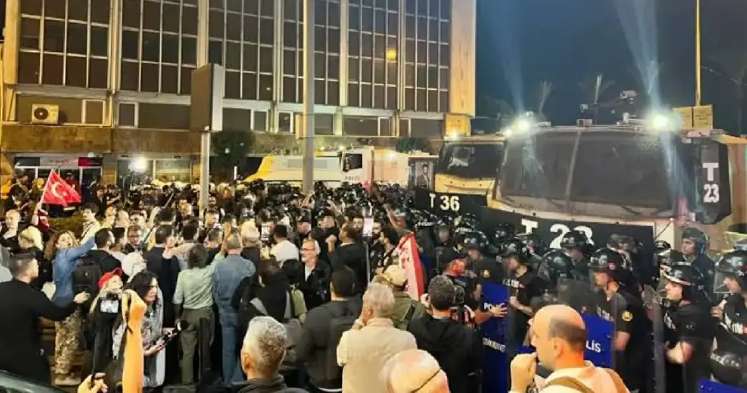 İZMİR SOKAKLARINDA HALK: “HAİN CEMİL” SLOGANLARIYLA YÜRÜDÜ… İZMİR SOKAKLARINDA HALK: “HAİN CEMİL” SLOGANLARIYLA YÜRÜDÜ…